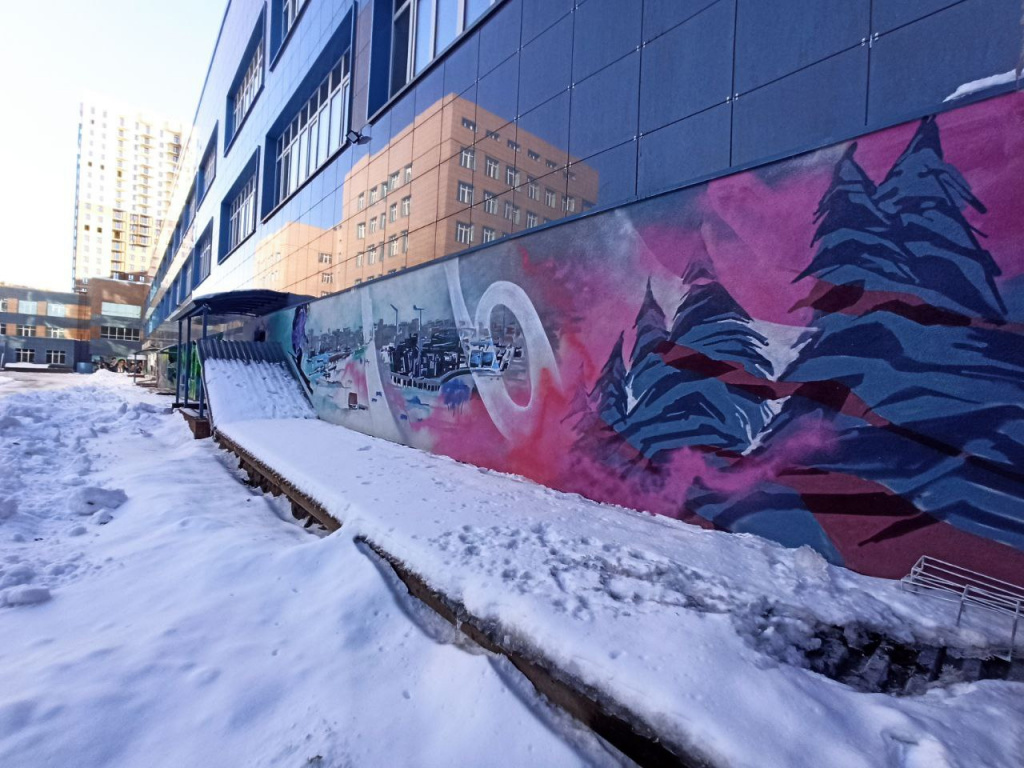 Blagoustroystvo_NGUEU_v_2021_godu_graffiti_vo_vnutrennem_dvore_pyatogo_korpusa.jpg